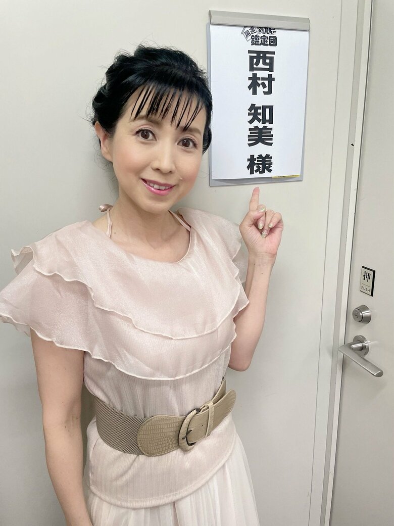 「開運！なんでも鑑定団」にゲスト出演した際の楽屋の前で