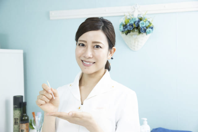 鍼を持つ倉内夕さん