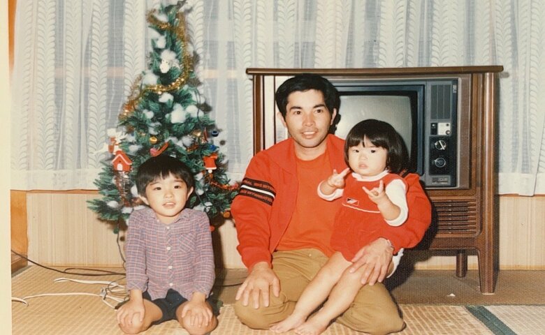 両親はろう者のため、家庭内では手話で会話していた（写真右が大屋さん）