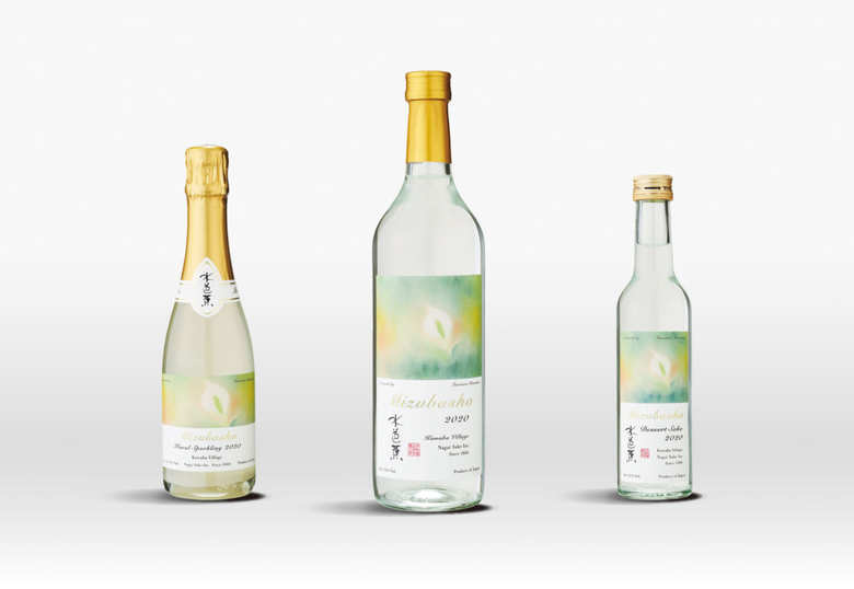 ［写真左］Sparkling-スパークリング-／360ml／アルコール度数12%／1,200円（税別）、［写真中央］Still-スティル-／720ml／アルコール度数15%／1,300円（税別）［写真左］Dessert-デザート-／300ml／アルコール度数12%／1,000円（税別）