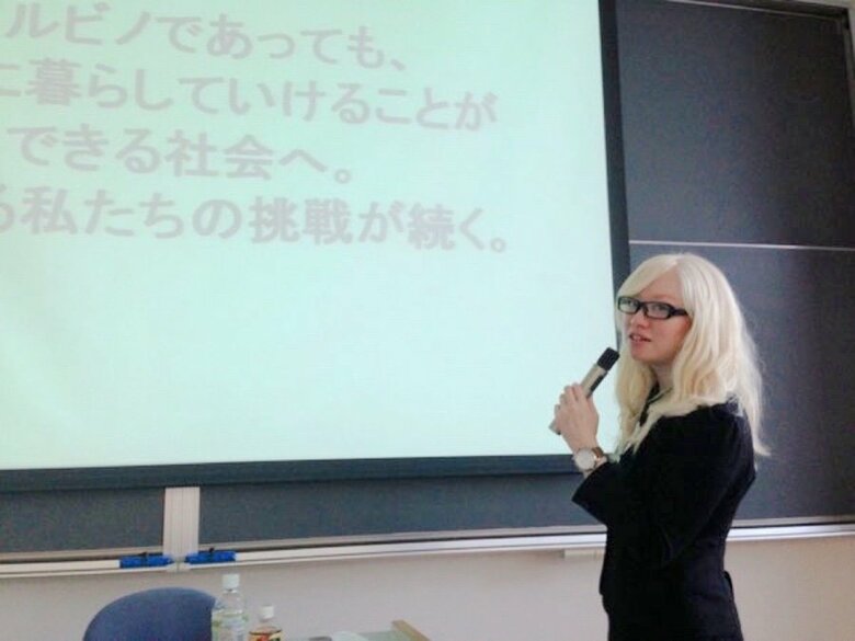 「アルビノ・ドーナツの会」活動初期のころ。大学で講演をする藪本さん