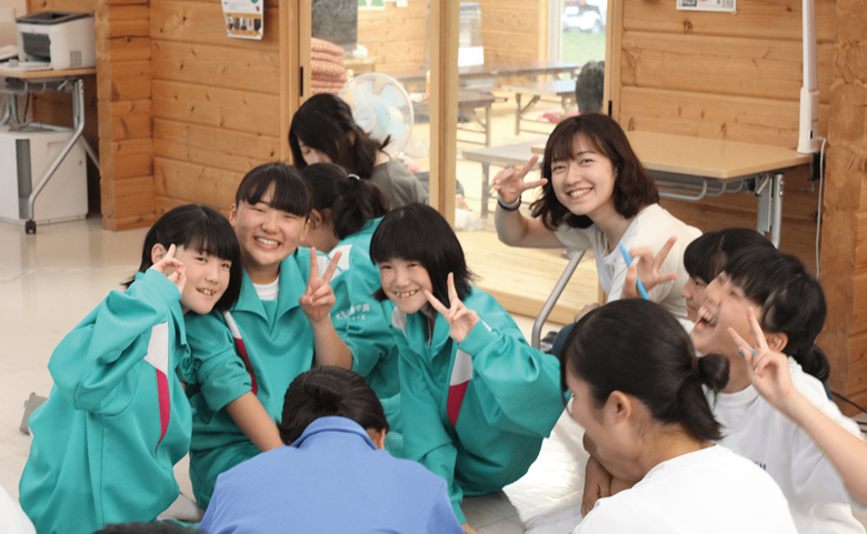 コラボ・スクールの子どもたちとスタッフ