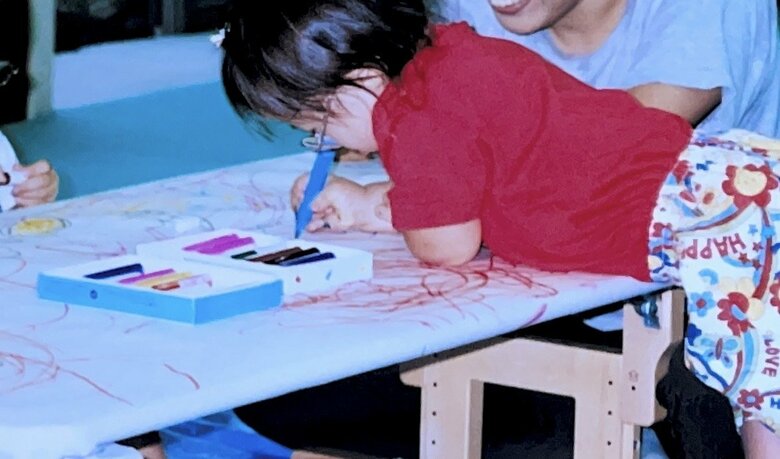 療育施設で絵を描く美貴さん