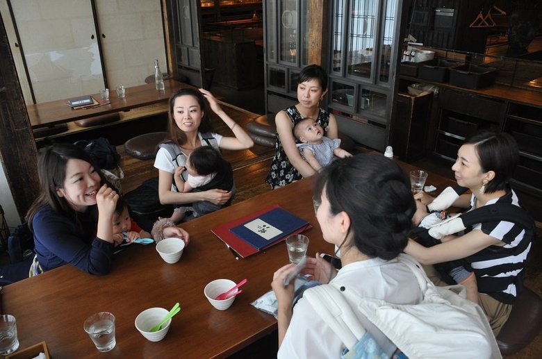 ランチ会をする「MIRAIS」のメンバー。親自身の、仕事のことや興味のあることなどを話す