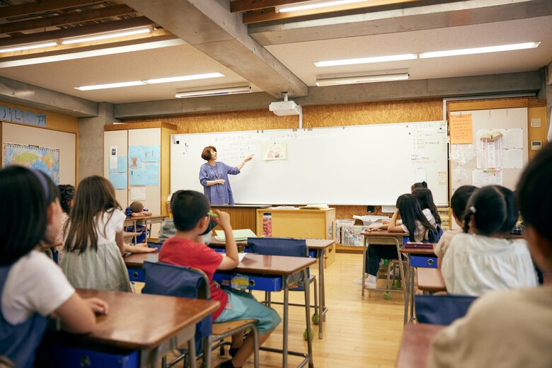 2年生のクラスに性教育の授業を行う北山先生