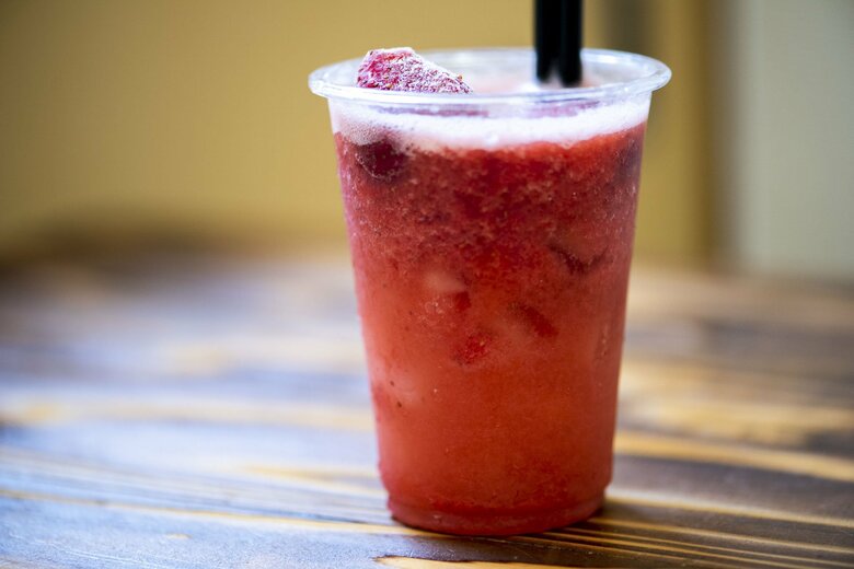 メニューにはフルーツを使用したドリンクもあり「大人のいちごソーダ」も好評