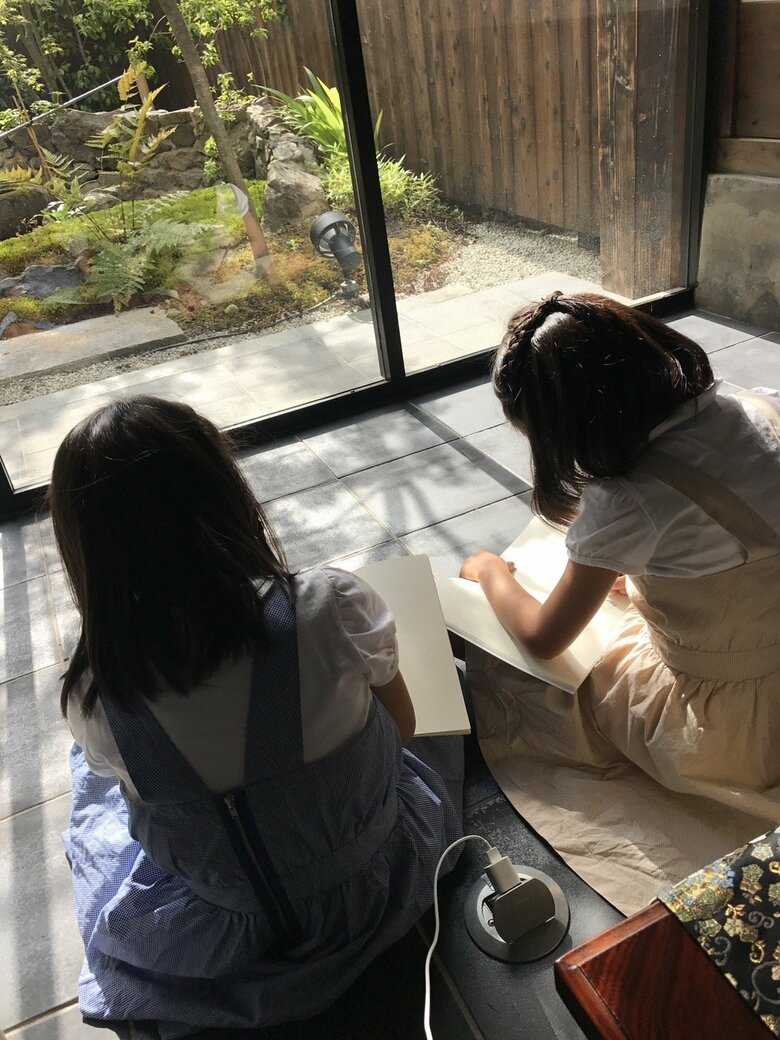 「まるで双子！」色違いのワンピース姿でお絵描きをするお二人の娘