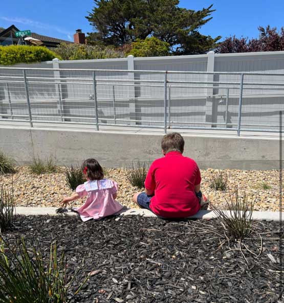 似たような佇まいで仲良く並ぶ兄妹。娘さんが生まれたことでより家族の“チーム感”が増したのだそう