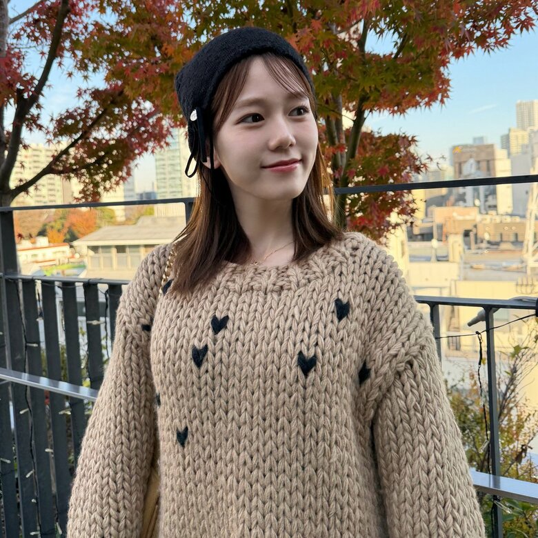 ハートのニットがお似合いの川口葵さん