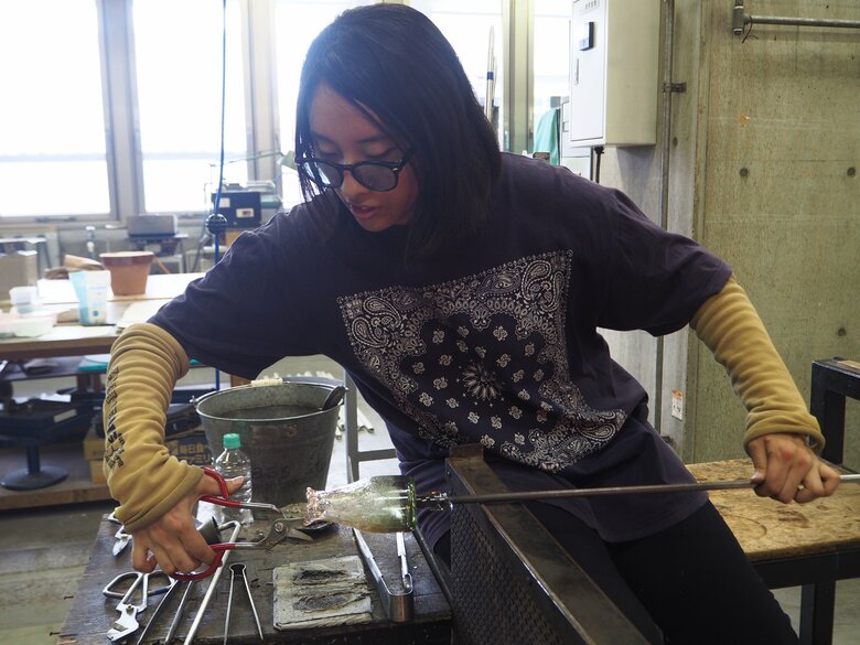 ガラスの制作に取り組む大河内さん