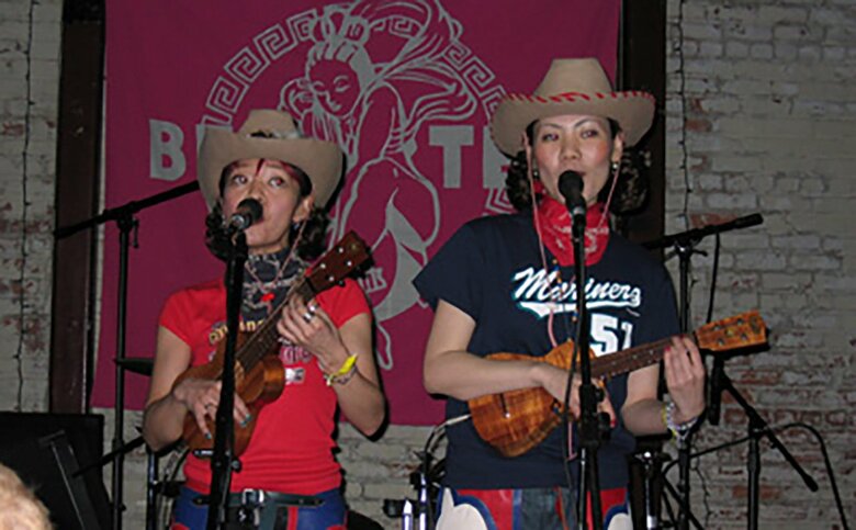 ウクレレのコーラスディオ「Petty Booka（ペティブーカ）」として活動していた奈歩さん（左）