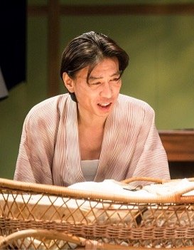 舞台で迫真の演技を見せる宇仁菅さん