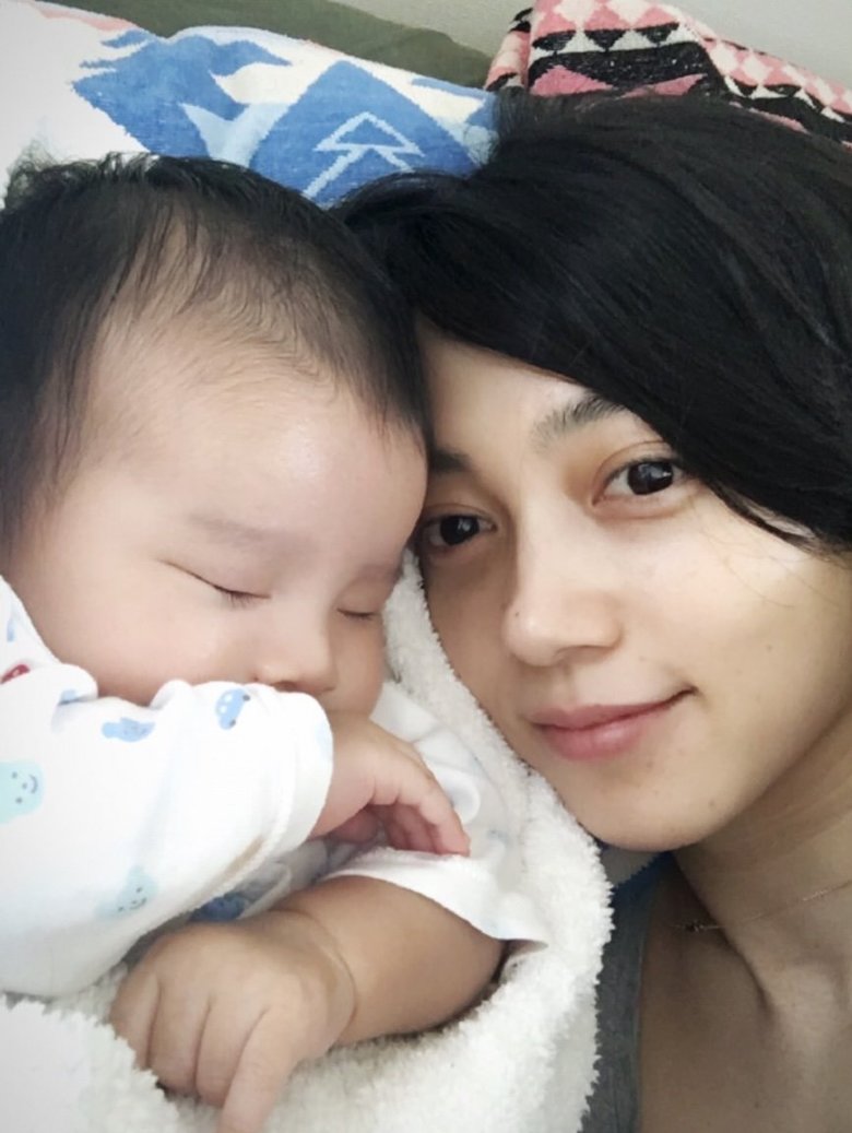 37歳で第一子、41歳で第二子を出産した遠藤久美子さん。写真は次男出産時