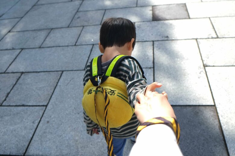 デル：装着時2歳半・身長90cm。ハーネスの対象年齢は1〜5歳