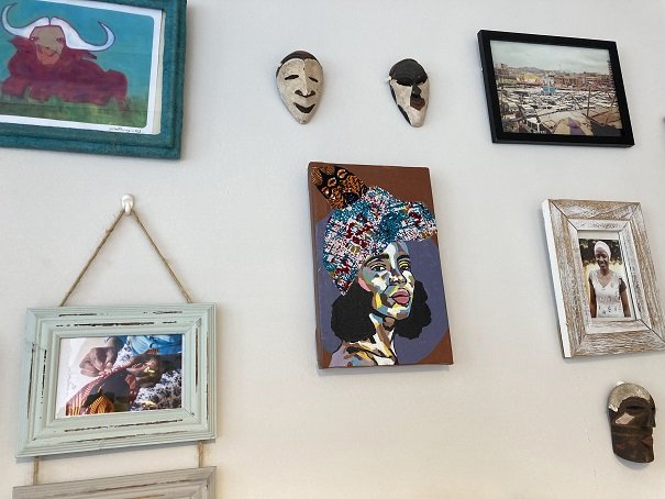 アフリカのアーティストのイラストも所狭しと飾られている
