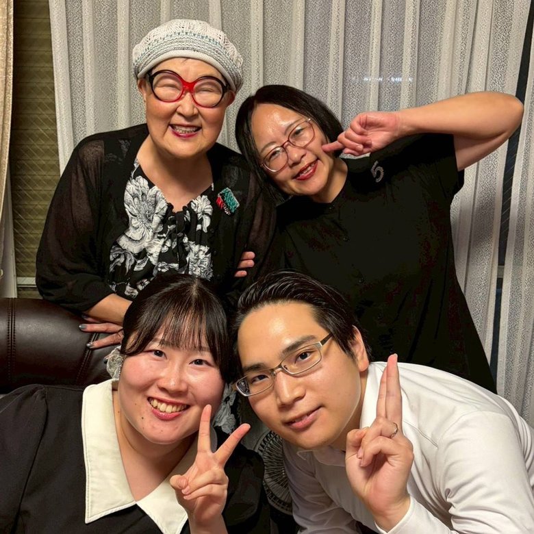 夫や同居している祖母（後列左）、母（同右）と