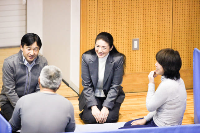 皇太子妃だった雅子さまに励まされた山形千春さん(右)と一朗さん(2011年4月6日)