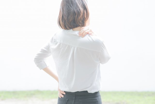 肩こりに悩むオフィスレディの画像