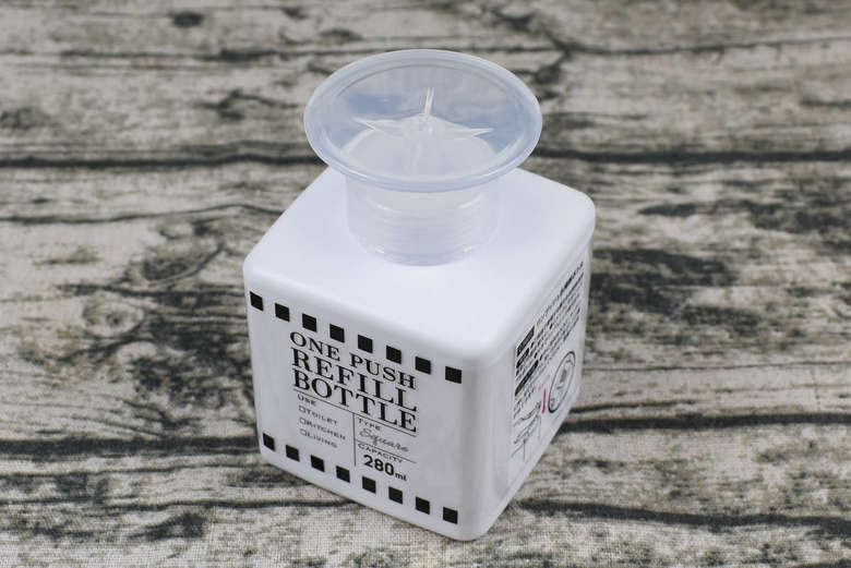 セリアおすすめ雑貨「ワンプッシュお掃除ボトル」のアップ画像