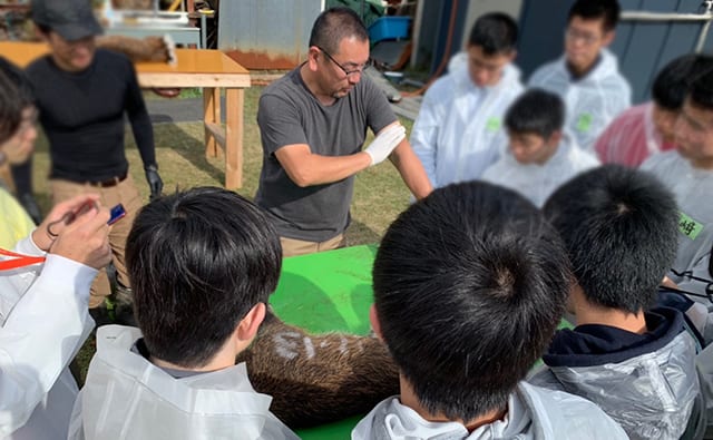 本物の獣を見せながら命の授業を行う／原田さん提供