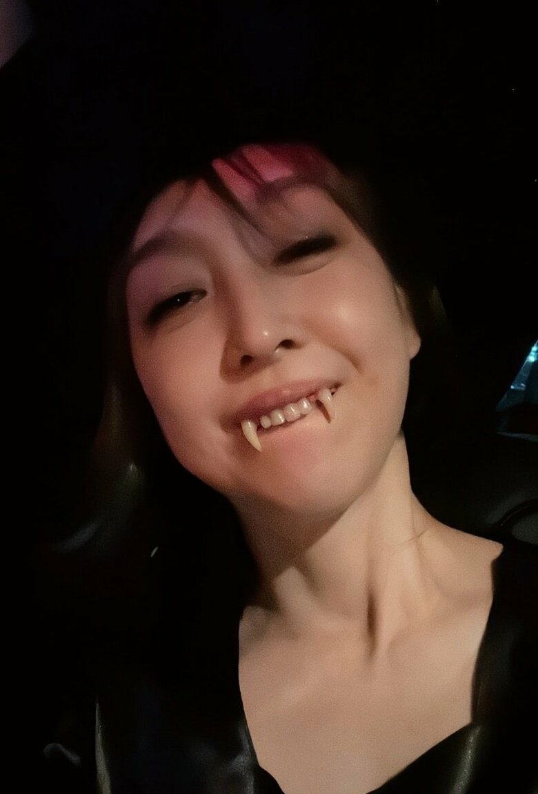 ハロウィンで吸血鬼の変装を楽しむお茶目な一面も