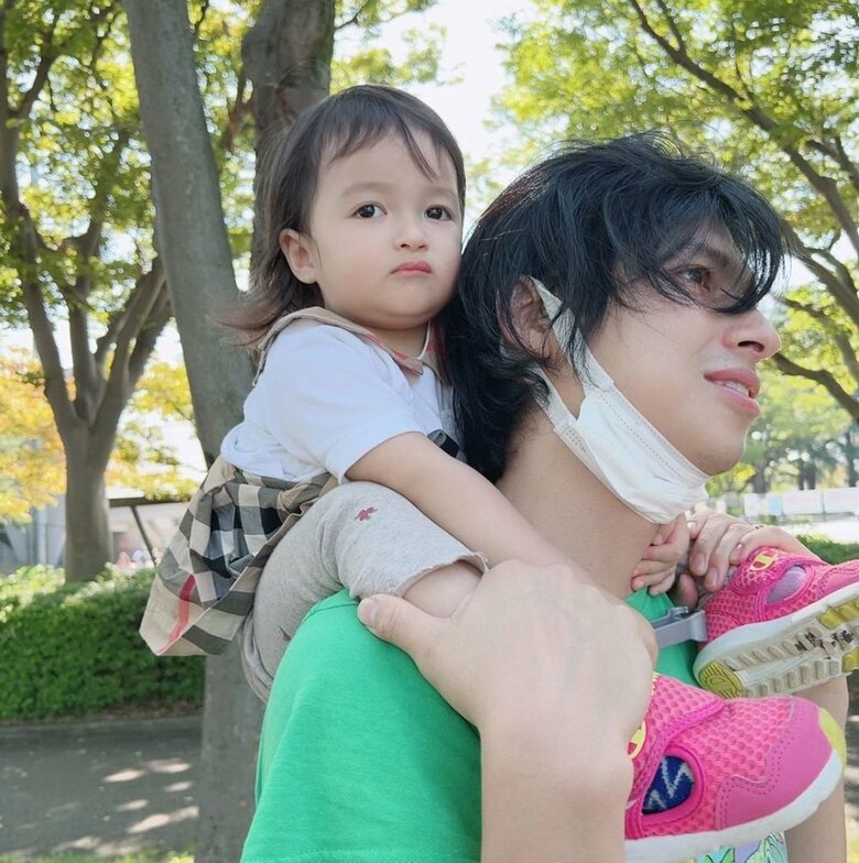 娘さんを肩車するアレク