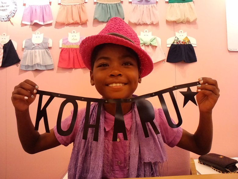 不安な気持ちを抱えつつ、だんだんと笑顔が増えてきたころの小春さん。齋藤さんの友人のお店にて