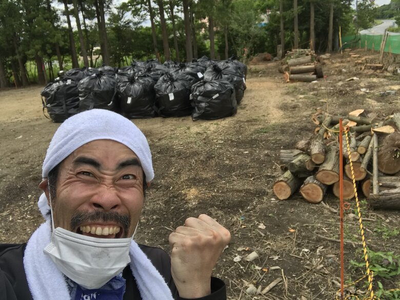 放射線の影響で当時、立ち入りが制限されていた場所で、制限時間内に木の伐採に取り組むなすびさん