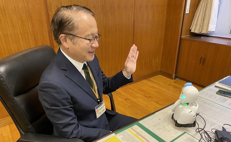 OriHimeに向かって話す庄司さん