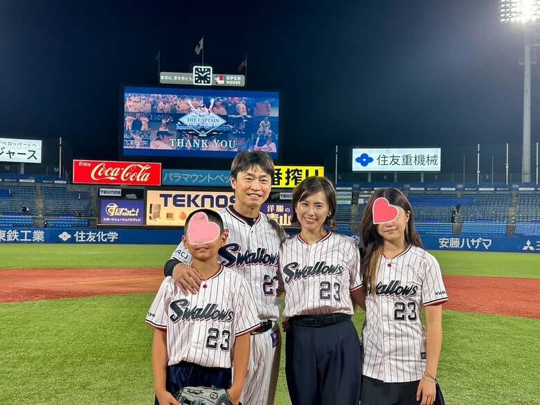 引退試合で家族そろって記念撮影