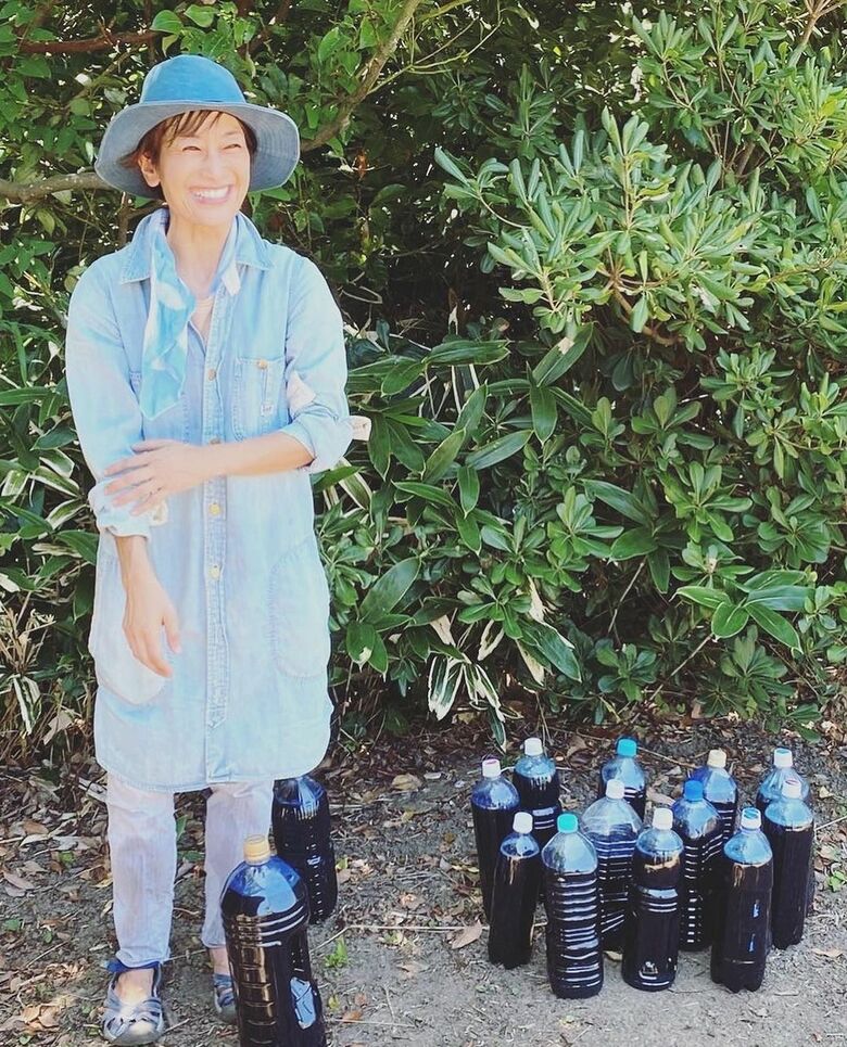 高齢者施設のアクティビティでも活用する藍染料をHAPPの仲間と仕込んだときの一枚。「猛暑に藍葉を浸水させて、石灰を混ぜ、竹の棒を使って全力で攪拌したので、みんな汗びっしょりになりました」（写真提供：大橋さん）