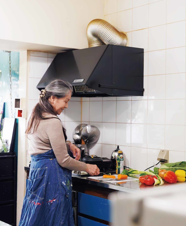 音楽を聴きながらリズムに合わせて包丁を動かし、パパっとスープを仕込む。絵を描くときのように集中して一気に仕上げていく後ろ姿は、とっても楽しそう