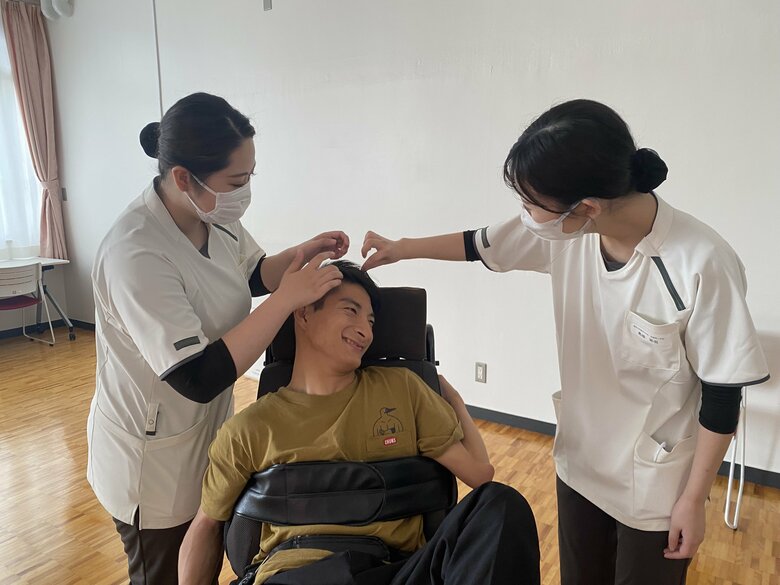 看護学校での「イキプロ。」の体験型講義を行う亮夏さん