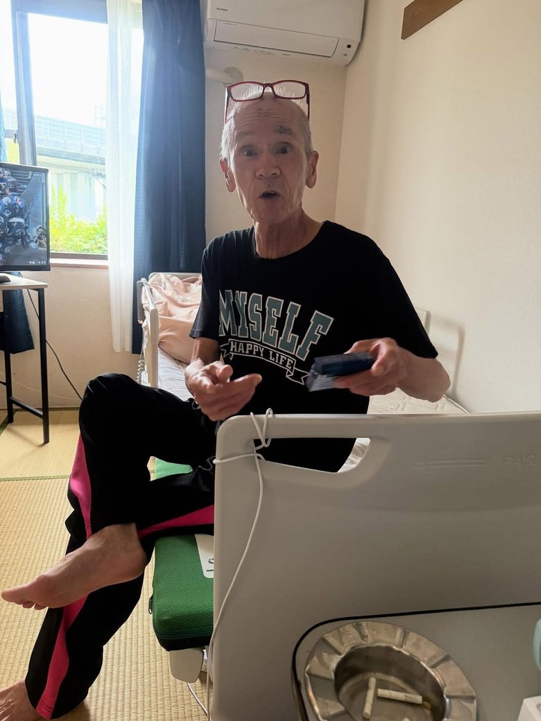 施設で生活中の父親・かーぼ