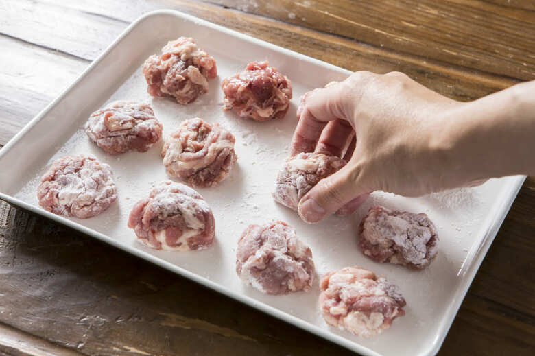 豚肉はAをもみ込み、12等分ぶする。小判型に丸めてまわりに片栗粉をまぶす。形が崩れないようにぎゅっと握っておく。

ポイント：豚肉は火が入りやすいよう、まんまるではなく少し潰して小判型にぎゅっと握る。片栗粉は薄くまぶす。