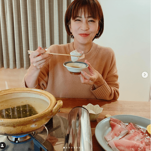 鍋料理を楽しむ安田さん（安田さんのインスタグラムより）