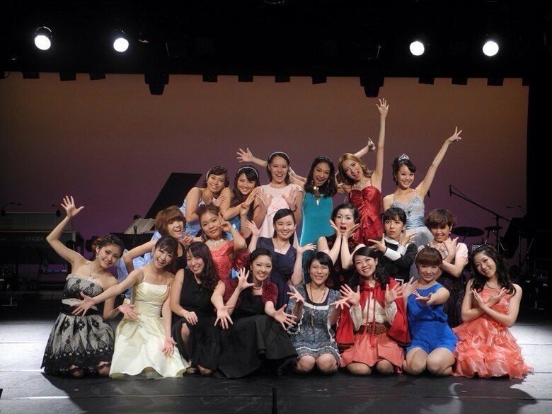 肩出しの舞台衣装が華やか！音大の学生だった上原さん（後列一番左）