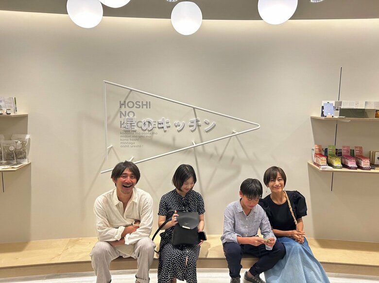 夫が仕事で携わったレストランを家族で訪問した際のスナップ（写真提供：大橋さん）