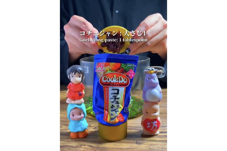 【作り方7】コチュジャン大さじ1を投入