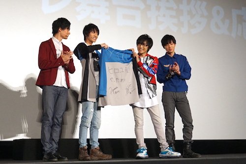 小池さんから寺島さんへ青色のパーカーを