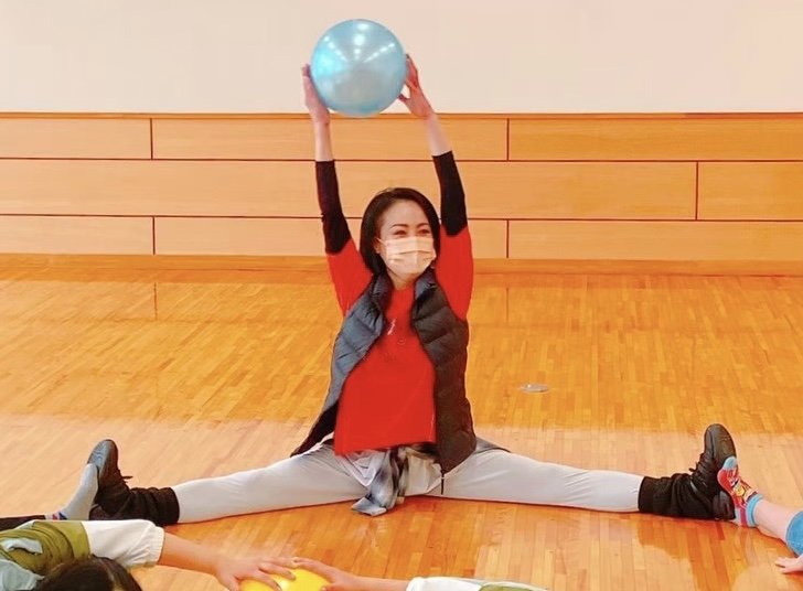 開脚をする田村さん。ダンスのほか、ストレッチクラスなどもあり幅広い世代の方に指導を行う