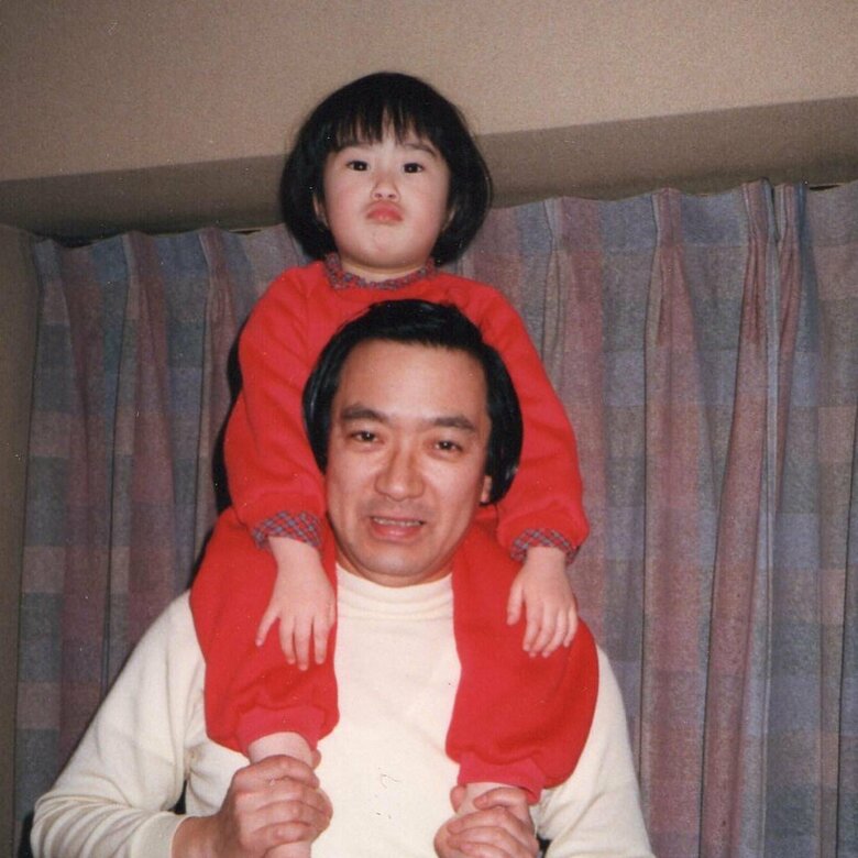 父の八代目一龍斎貞山さんに肩車をしてもらう七代目一龍斎貞鏡さんの幼少期