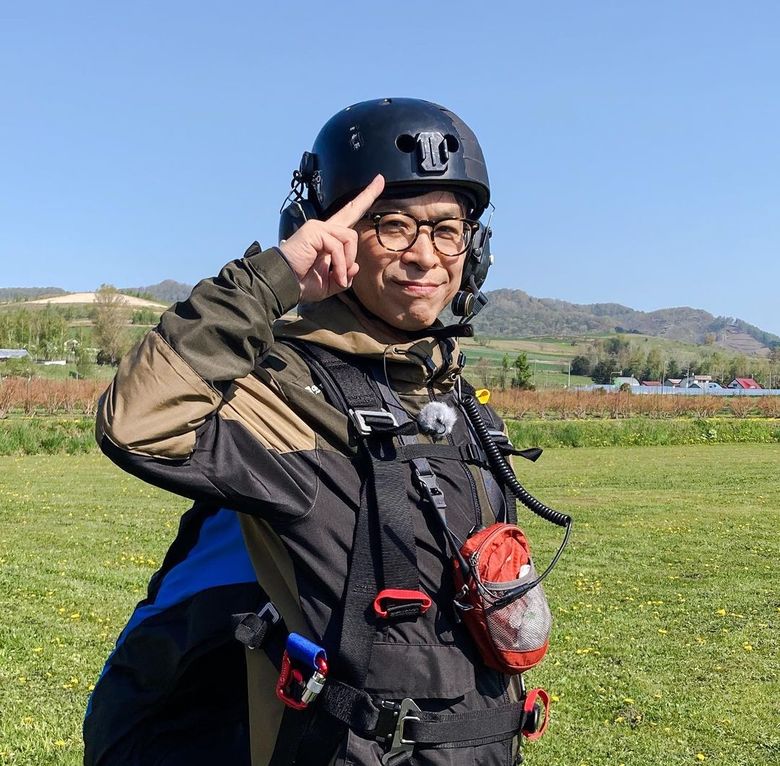 北海道で、モーターパラグライダーに乗ろうとしているところ