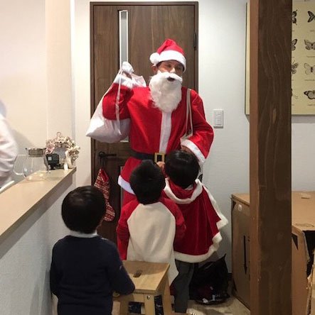 ▲息子・晴太朗とそのお友だちとクリスマス会。僕はサンタ役！ 残念ながら…速攻で、ばれてしまいました。