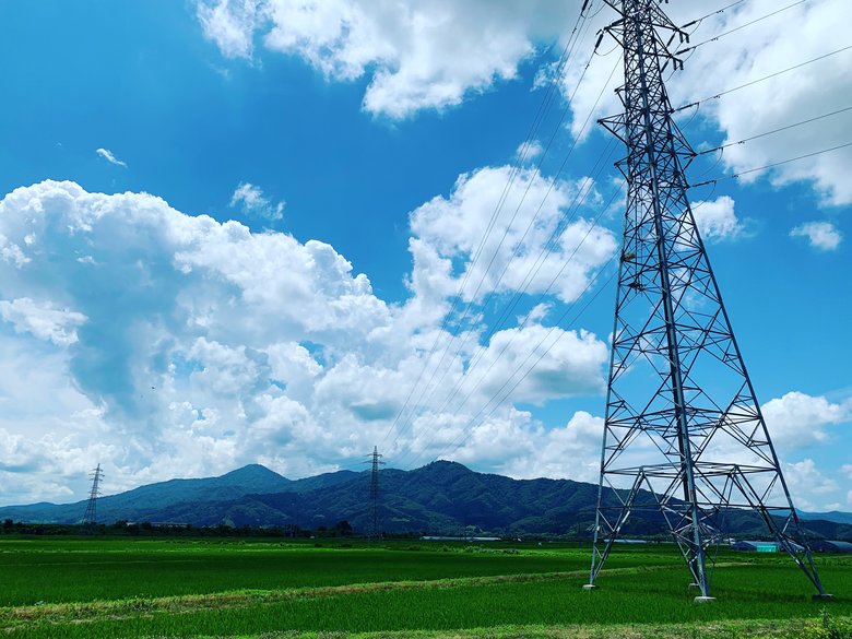 現在の自宅の近所の風景。豪雪地帯だけれど、夏は清々しいほどの青空と白い雲が広がる