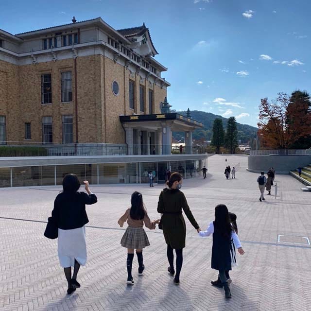 友人家族と一緒に美術館へ出かけることも