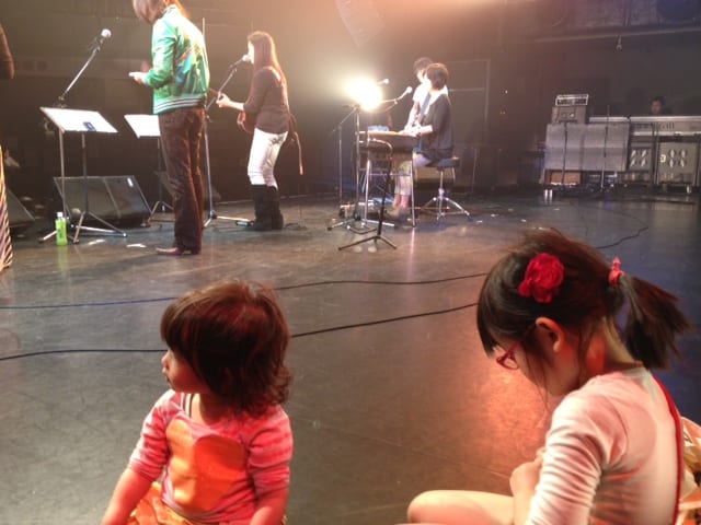 子どもたちが見守る中ライブを行う和さん