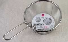 ダイソー「折りたたみ取っ手付 収納便利なザル」収納時にかさばらないのが嬉しい！