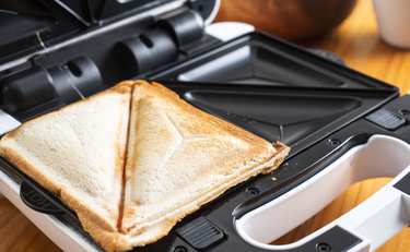 ホットサンドメーカーで残り物が絶品に！「明日の朝食はこれで決まり」