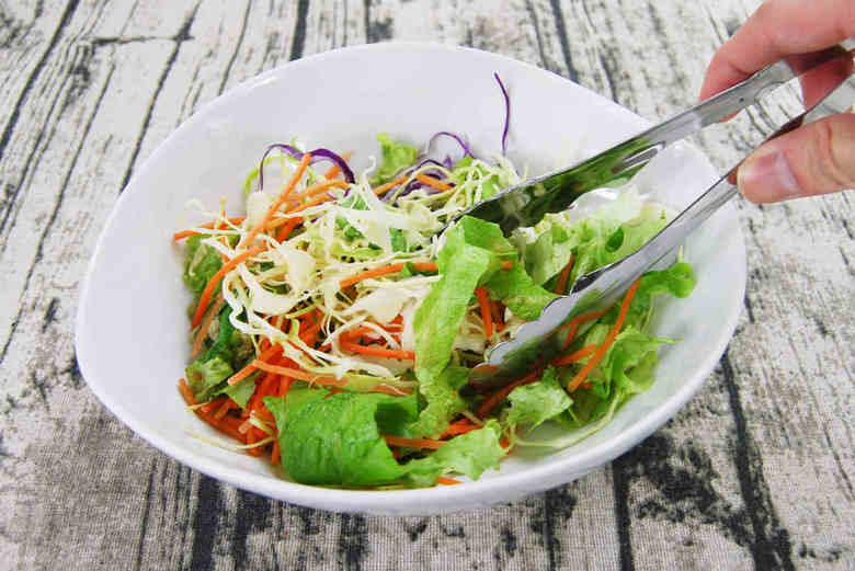 セリアのおすすめキッチン用品「一体型万能トング」の使用中画像